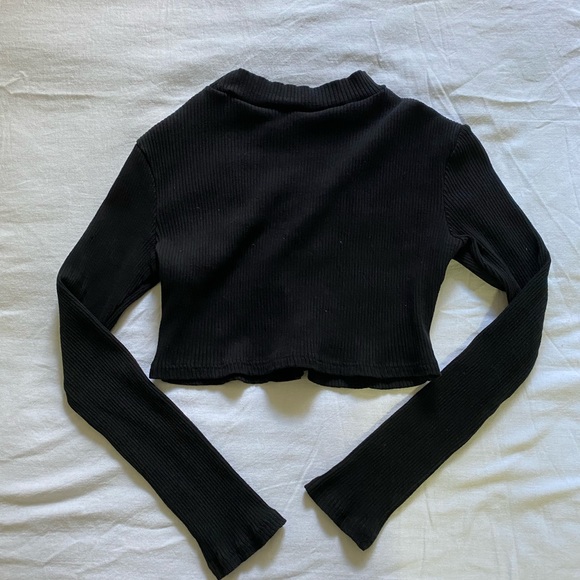 Medium black cutout mock neck crop long sleeve - Picture 3 of 3
